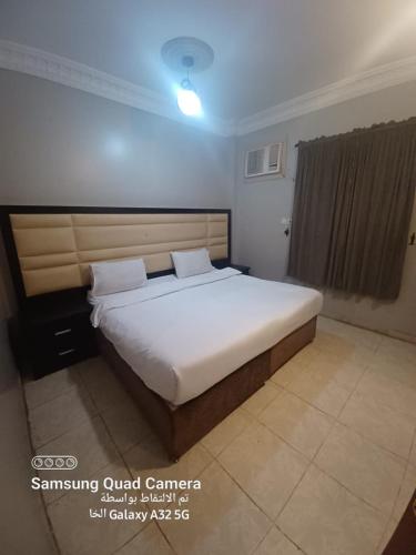 a bedroom with a large bed in a room at نوارة المنسك للشقق الفندقية in Abha