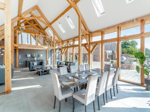 een eetkamer met een lange tafel en stoelen bij Oakwood Barn in Cawood