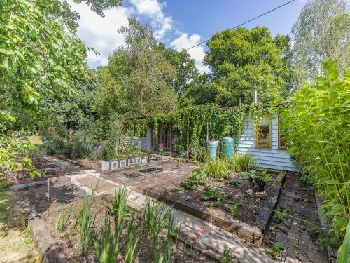 a garden in front of a house at The Nutshell in Pluckley