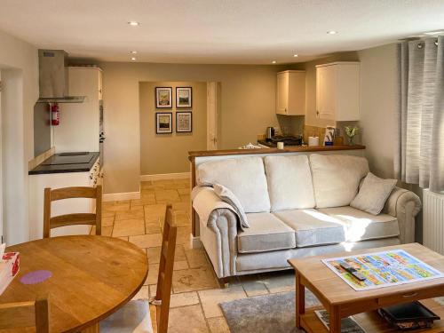 ein Wohnzimmer mit Sofa und Tisch in der Unterkunft Magnolia Cottage in Thirsk