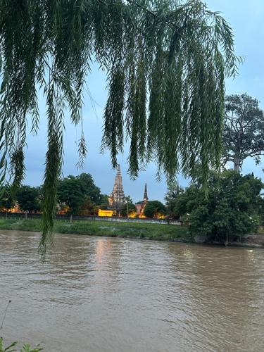 una vista di un fiume con templi sullo sfondo di Syama Residence and Café a Phra Nakhon Si Ayutthaya