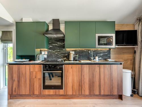 a kitchen with green cabinets and a stove at Cranbourne Chase Stargazer - Ukc6914 in Pentridge