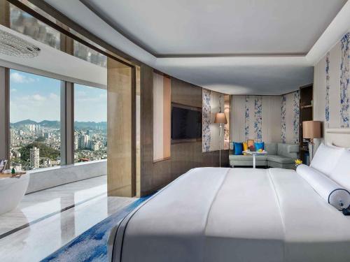 Postel nebo postele na pokoji v ubytování Sofitel Guiyang Hunter
