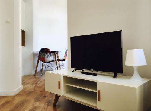 Televízia a/alebo spoločenská miestnosť v ubytovaní Apartamenty przy Gimnazjalnej