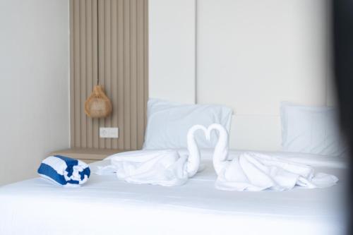two swans made out of towels on a bed at Ruana Villa Pererenan in Munggu