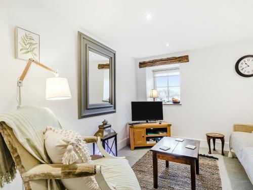een woonkamer met een bank en een tv bij Dukes Cottage - Uk47495 in Waterfall