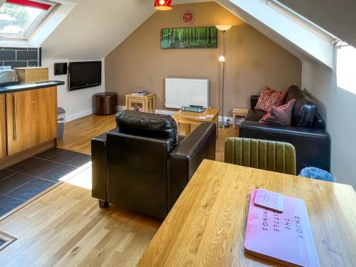 un soggiorno con mobili in pelle e tavolo di Lauras Loft - Uk49740 a Fulletby