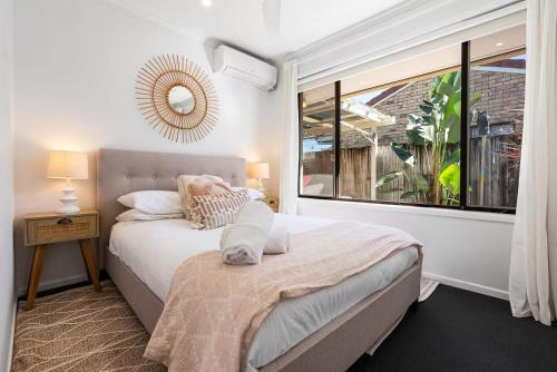 Ένα ή περισσότερα κρεβάτια σε δωμάτιο στο Luxury Beach House with Pool, Firepit, Kayaks