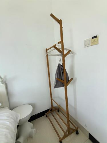 a room with a toilet and a wooden stand next to a bed at 厦门哈哈虎客栈 in Xiamen