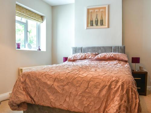 Un pat sau paturi într-o cameră la Glenview Cottage