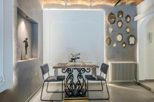 Colosseum 1 Min Design Apt with Private Courtyard