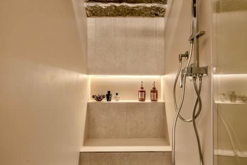 Colosseum 1 Min Design Apt with Private Courtyard
