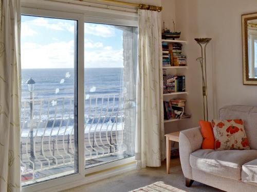 Una sala de estar con vista al mar. en On The Beach, en Ventnor