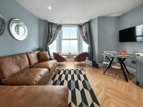 TV a/nebo společenská místnost v ubytování Sea Front Hideaway