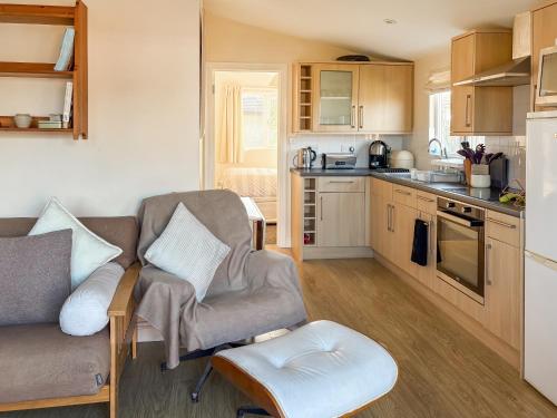 ein Wohnzimmer mit Couch und Küche in der Unterkunft Seven Bays Retreat in Padstow