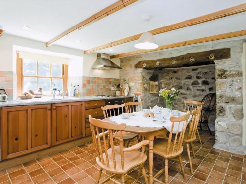 Kuchyň nebo kuchyňský kout v ubytování Thatch Cottage