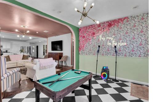 ein Wohnzimmer mit einer Tischtennisplatte in der Unterkunft Spacious Oasis 1 mi to Riverwalk in San Antonio