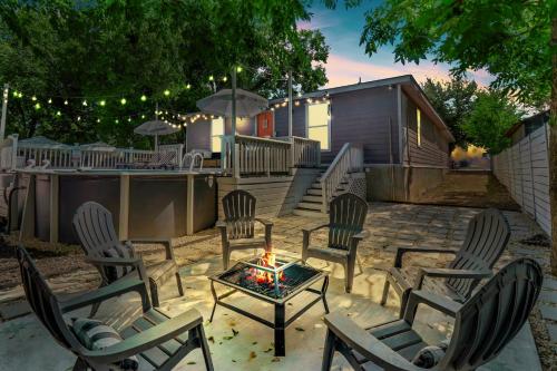 eine Terrasse mit Stühlen und einem Tisch mit einer Feuerstelle in der Unterkunft Spacious Oasis 1 mi to Riverwalk in San Antonio
