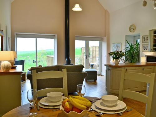 un soggiorno con tavolo e banane di Bridge Cottage a New Channelkirk
