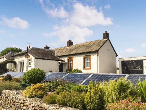 una casa con pannelli solari di fronte ad essa di Kilfillan Cottage a Garlieston