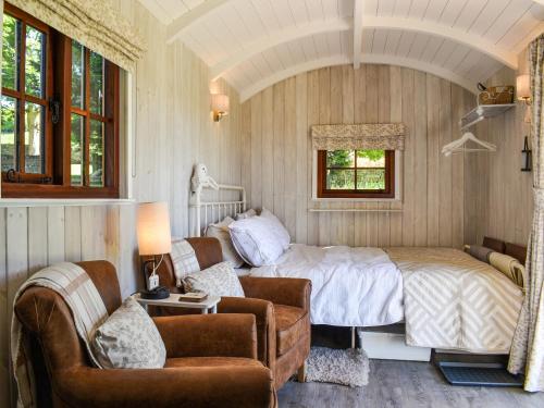 Postel nebo postele na pokoji v ubytování Barn Owl Hut - Uk49769