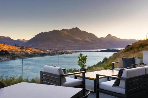 balcone con vista sul lago e sulle montagne. di Luxury Villa- BBQ - Hot Tub- Free Parking AC a Frankton