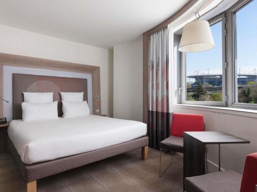 Postel nebo postele na pokoji v ubytování Novotel Paris Saint Denis Stade Basilique