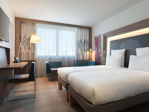 Postel nebo postele na pokoji v ubytování Novotel Paris Saint Denis Stade Basilique