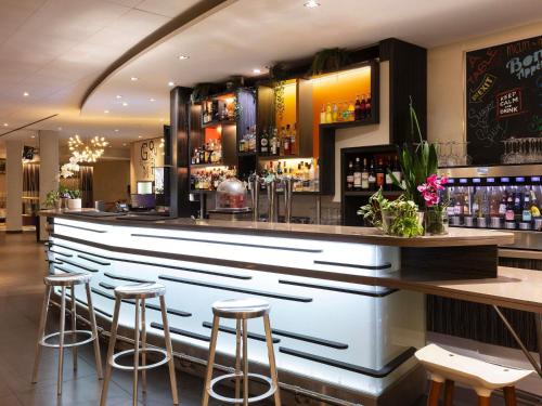 Lounge nebo bar v ubytování Novotel Paris Saint Denis Stade Basilique