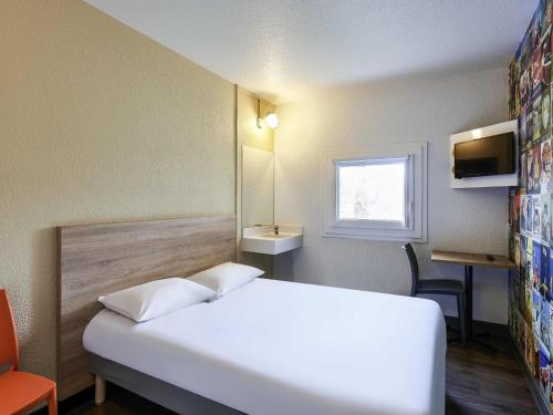 Postel nebo postele na pokoji v ubytování hotelF1 Marne la Vallée Collégien