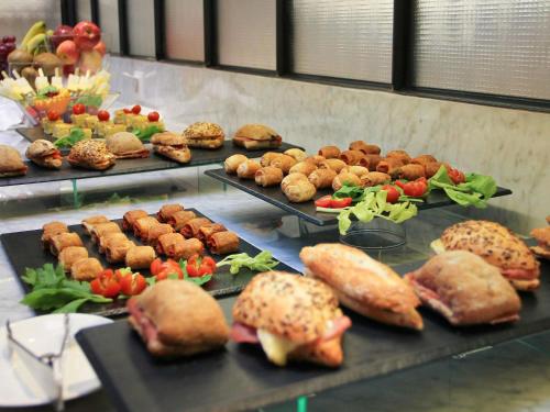 Makanan di atau berdekatan hotel