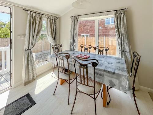 ein Esszimmer mit Tisch und Stühlen in der Unterkunft The Lodge in Chapel Saint Leonards