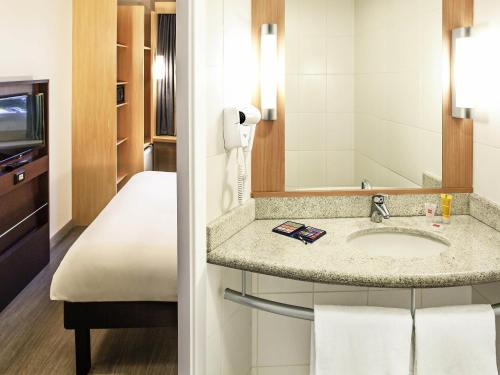 a bathroom with a sink in a hotel room at ibis Rio de Janeiro Parque Olimpico in Rio de Janeiro