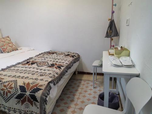 a bedroom with a bed and a table with a bed sqor at 厦门哈哈虎客栈 in Xiamen