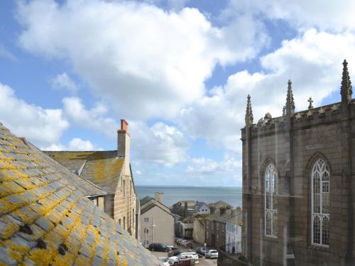 een uitzicht op een oude kerk en een stad bij 33 Chapel Street in Penzance