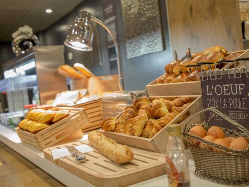 布里尼奥勒布里尼奥勒普罗旺斯韦尔特宜必思酒店的展示各种面包和糕点的面包店