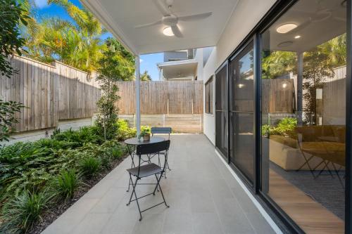 an internal courtyard with a table and chairs in a house at CASSA AURA PLACE - Modern 4BR Homes in Brisbane