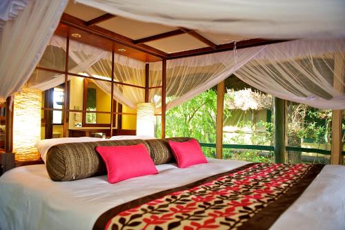 Katil atau katil-katil dalam bilik di Samburu Intrepids Tented Camp