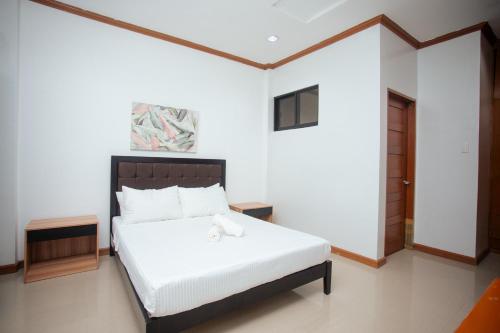 a bedroom with a bed with white sheets and white pillows at RGE Hotel in Belen