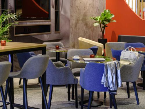 a group of tables and chairs in a restaurant at Ibis Berlin Hauptbahnhof in Berlin