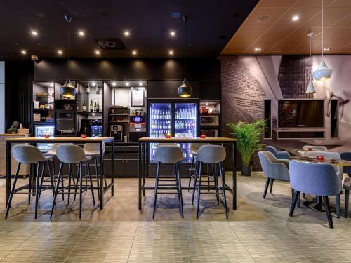 a bar with chairs and tables in a restaurant at Ibis Berlin Hauptbahnhof in Berlin