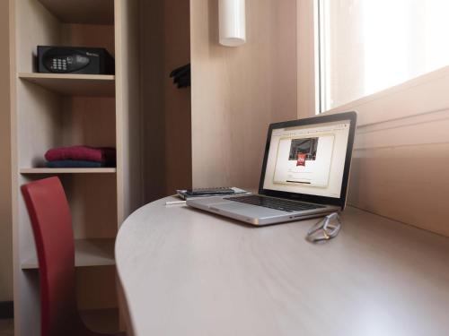 a laptop computer sitting on top of a table at ibis Pilar in Pilar