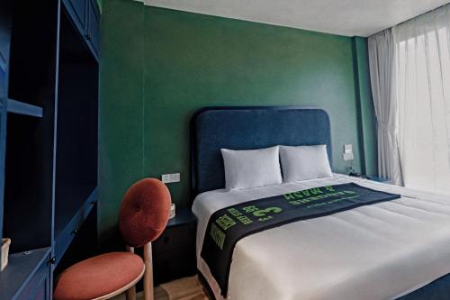 Una cama o camas en una habitación de JIA Hotel
