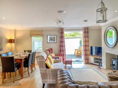 Rye Cottage في هلمسلي: غرفة معيشة بها أريكة وطاولة