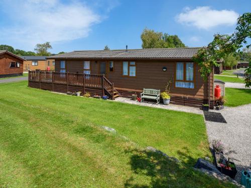 a log cabin with a large yard at Sunnybank in Warton
