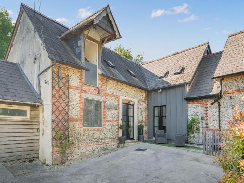 Milton AbbasにあるLittle Hewish Barnの煉瓦造りの建物の外観