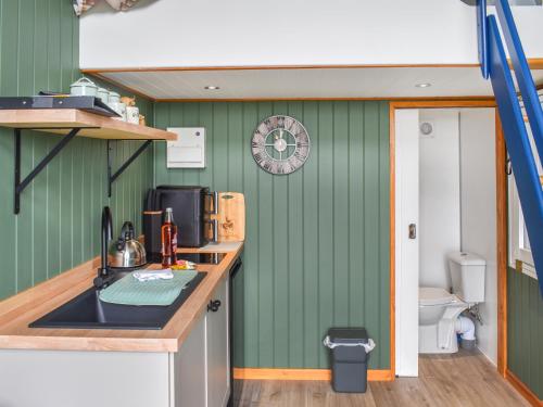 Η κουζίνα ή μικρή κουζίνα στο Llandremor Fawr Lodge - Uk50336