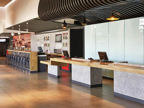 a lobby with a bar with a laptop on it at Ibis Culiacan in Culiacán