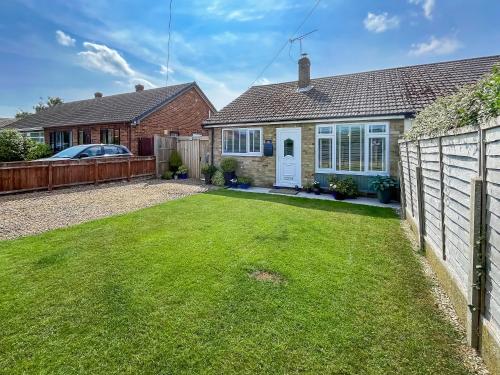a house with a lawn in front of it at Mayglen in Crowle