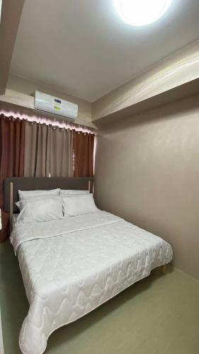 Postel nebo postele na pokoji v ubytování 209 Serenity Condo Avida Atria Iloilo Tower 3